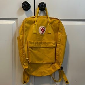 Medium Look alike fjall Raven bag in yellow